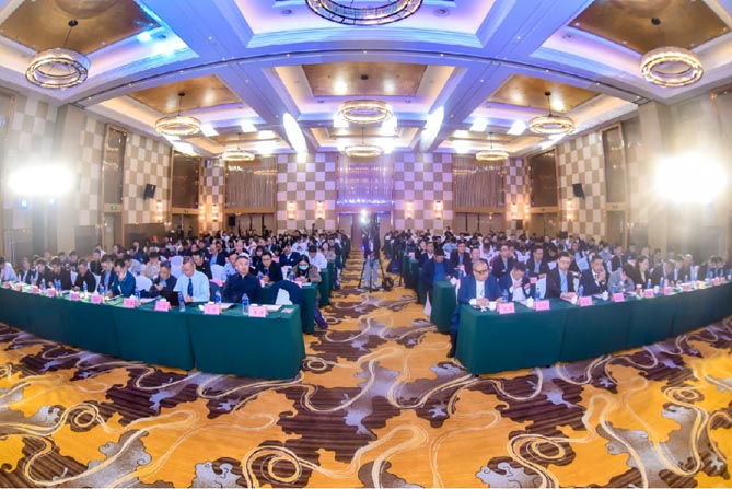向新转绿智电融合 上汽红岩智电版新能源重卡荣获绿色智能高端重卡奖