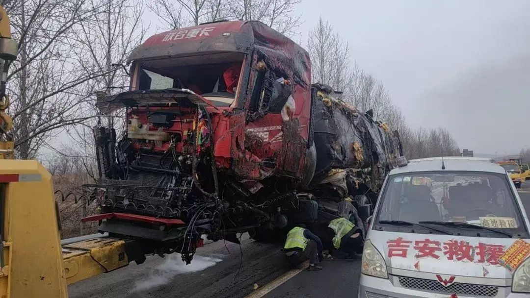 司机雪地逃生 感谢“救命恩人”  联合重卡：拒绝以牺牲安全为代价的轻量化！